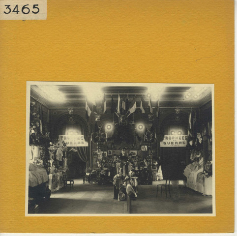 Angers: vente de charité lors de la grande kermesse de l'hôtel de ville d'Angers au profit des réformés de Maine-et-Loire (28 mai - 1er juin 1919)