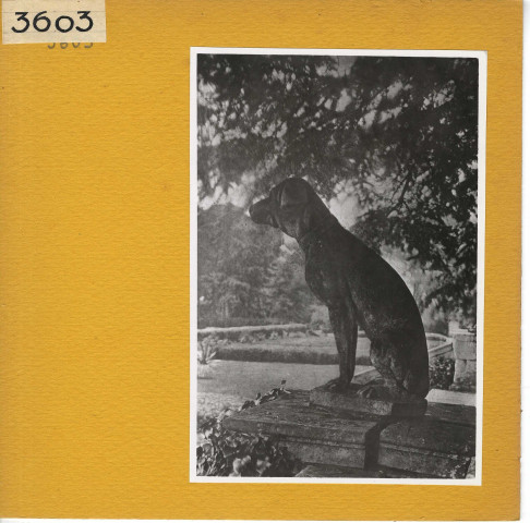 La Chapelle-sur-Oudon : Château de la Lorie. Statue de chien.