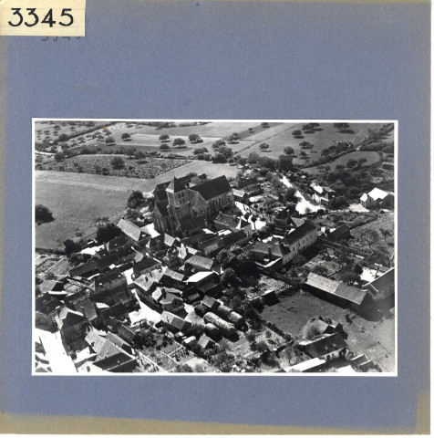 Cheviré-Le-Rouge : Eglise (vue aérienne)