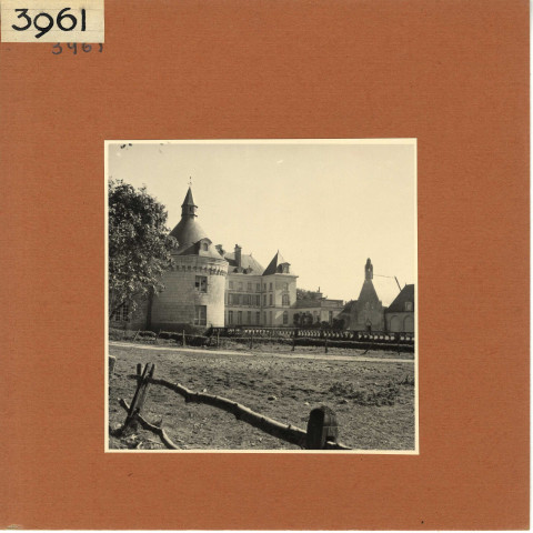 Mazé : Château de Montgeoffroy (vues extérieures au sol)