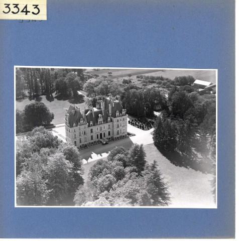 Cheviré-Le-Rouge : Château de La Roche-Hue (vue aérienne)