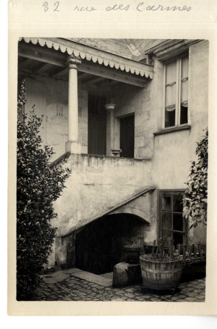 Cour du 32 rue des Carmes à Angers : vestiges d'une fenêtre ou porte romane