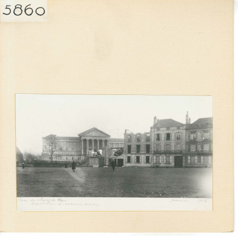 Angers : Démolition d'une ancienne maison, place du Champ de Mars en 1903