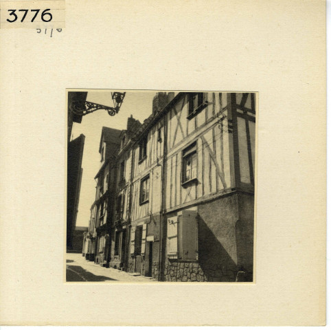 Angers : quartier de la Cité, extrémité de la rue Saint-Aignan du côté du château