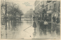 Angers. Inondations 1910. En radeau. Quai National
