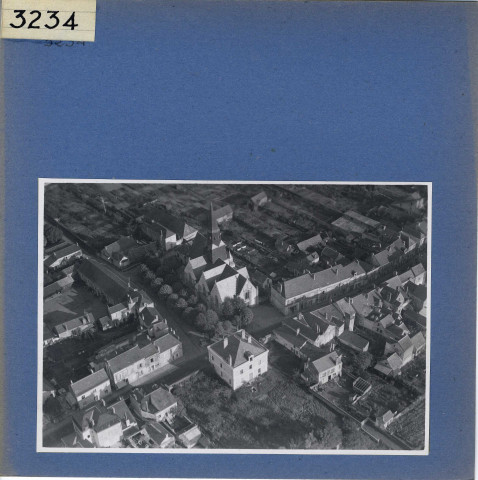 Les Ponts-de-Cé : Eglise Saint-Aubin, vue aérienne