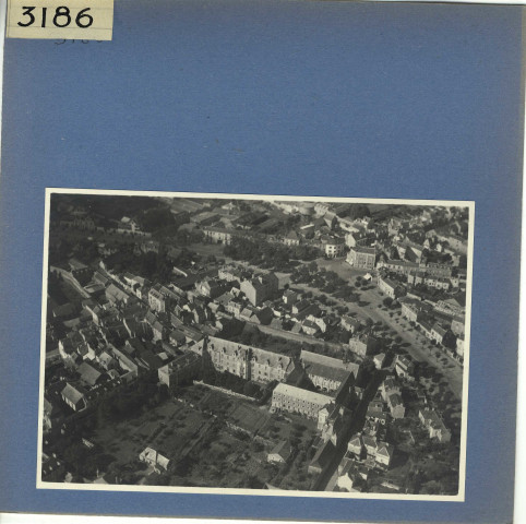 Angers : quartier de la Doutre, vue aérienne du couvent du Calvaire, rue Vauvert et de la place Monprofit en arrière plan