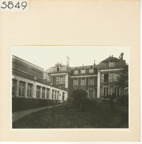 Angers : Boulevard du Roi René, immeuble