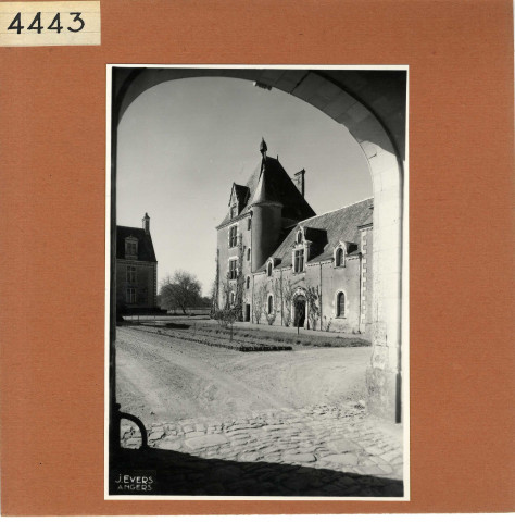 Chambellay : Château du Bois-Montboucher, cour intérieure