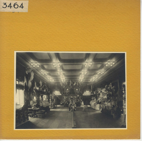 Angers : vente de charité lors de la grande kermesse de l'hôtel de ville au profit des réformés de Maine-et-Loire (28 mai-1er juin 1919)