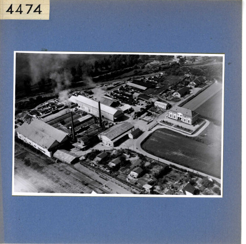 Angers : usine des Verreries mécaniques de l'Anjou, situées à Eventard, avec la voie de chemin de fer de raccord vers la gare Saint-Serge (vue aérienne)