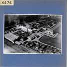 Angers : usine des Verreries mécaniques de l'Anjou, situées à Eventard, avec la voie de chemin de fer de raccord vers la gare Saint-Serge (vue aérienne)