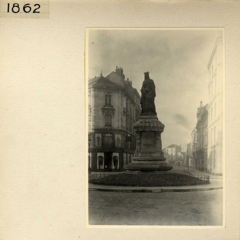 Angers : Statue de Marguerite d'Anjou