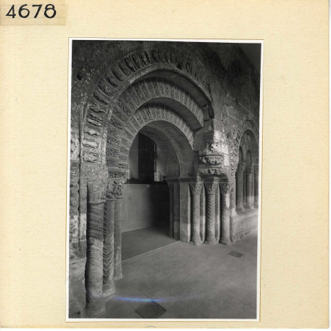 Angers : Préfecture, arcades romanes