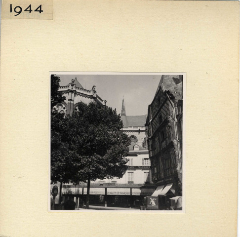 Angers : Place Sainte-Croix (vue d'ensemble)