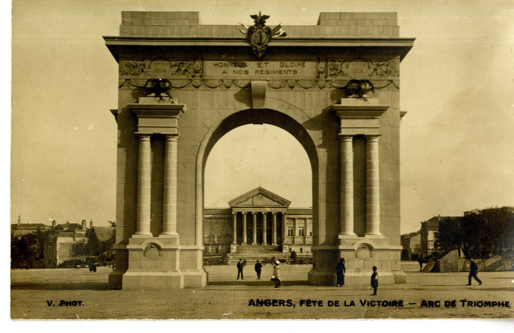 Fête de la Victoire du 28 septembre 1919 à Angers : architectures et arcs de triomphes éphémères