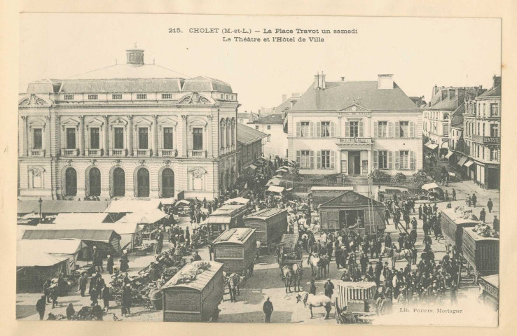 215. Cholet (M-et-L). La place Travot un samedi. Le Théâtre et l'Hôtel de ville