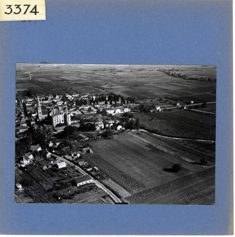 Martigné-Briand : Village et église (vue aérienne)