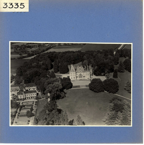 Cheviré-Le-Rouge : Château de La Roche-Hue (vue aérienne)