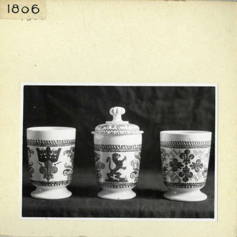 Angers : Hôpital, trois vases à pharmacie