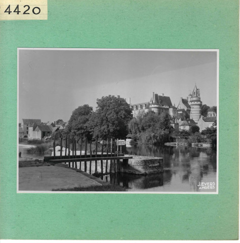 Durtal : Le château vu du Loir et de la porte marinière