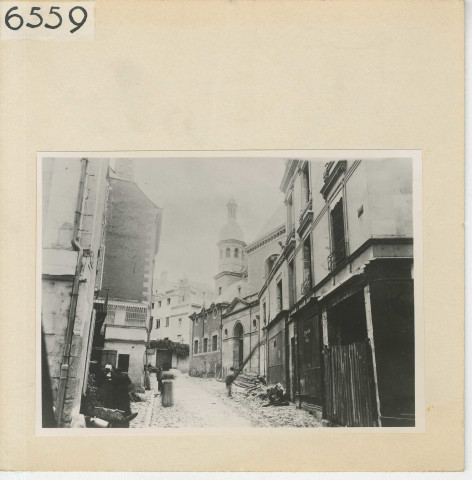Angers : Rue Flore (rue Chevreul) dans toute sa longueur. Ancienne chapelle de l'Oratoire vue depuis l'église Notre-Dame sur l'entré côté Evangile, avec le clocher, la sacristie à droite à partir de la nef.