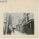 Angers : Rue Flore (rue Chevreul) dans toute sa longueur. Ancienne chapelle de l'Oratoire vue depuis l'église Notre-Dame sur l'entré côté Evangile, avec le clocher, la sacristie à droite à partir de la nef.