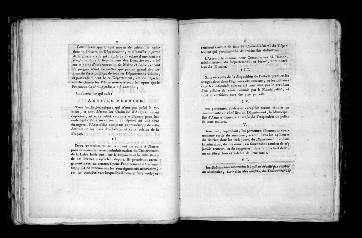 Arrêté des conseils généraux du département de Maine-et-Loire, du district et de la commune d'Angers, relatif à la déportation des prêtres insermentés. Séance du 30 août 1792