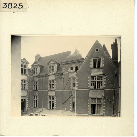 Angers : Maisons, place Saint-Eloi