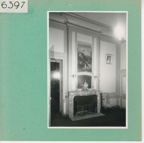 Les Verchers-sur-Layon : Château d'Echuilly, cheminée de la bibliothèque