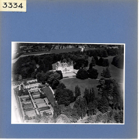 Cheviré-Le-Rouge : Château de La Roche-Hue (vue aérienne)