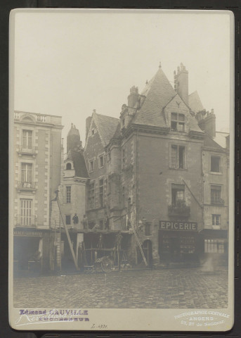 [L'hôtel de Thévalle place Sainte-Croix à Angers]