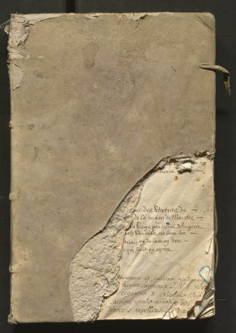 « Ce present livre est la coppie des statuts de l'Université d'Angers, escripte de la main de maistre Jehan Rubion, ancien advocat au siège présidial d'Angers, l'an 1641, à l'original desquelz statuts ne sont les tables de matiere ny des tiltres, ny de l'octroy des appetissemens des mesures et ce qui suilt après. Hanc collectionem manuscriptam statutorum, ad famosam Academiam Andegavensem pertinentium, mihi Renato Janneaux, j. u. d. et consiliario Andegavensi, dono dedit charissimus cognatus Nicolaus Rubion, monachus ord. S. Benedicti, sacrista regalis abbatiae Dominae nostrae de Labsiaco, diocesis Rupellensis, anno Domini MDCXCVI »