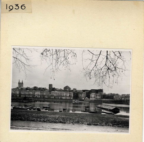 Angers : vue du château et du quai Ligny depuis la cale de la Savatte
