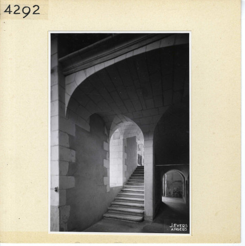 Angers : Escalier, vers la cuisine (Préfecture)