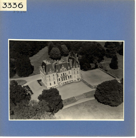 Cheviré-Le-Rouge : Château de La Roche-Hue (vue aérienne)