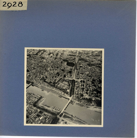 Angers : Vue aérienne de la rive gauche (cathédrale, Cité, château, quartier de l'Évière)