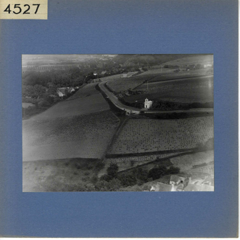 Saint-Aubin-de-Luigné : Chapelle de la Haie-Longue où René Gasnier est enterré (vue aérienne)