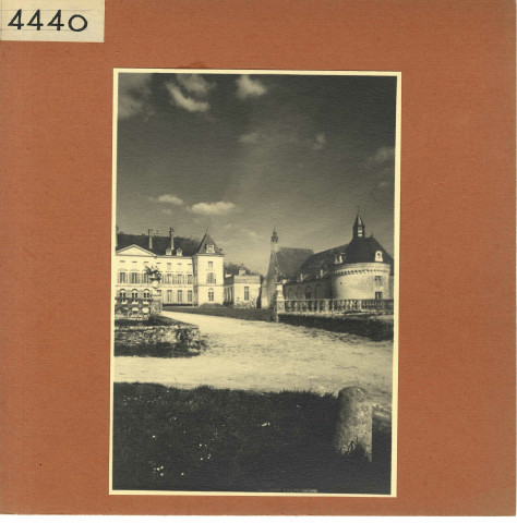 Mazé : Château de Montgeoffroy, extérieur (pour affiche couleur)