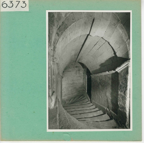 Brissac : Château, détails des escaliers