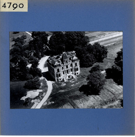 Fontaine-Guérin : Château du Dauphiné (vue aérienne)