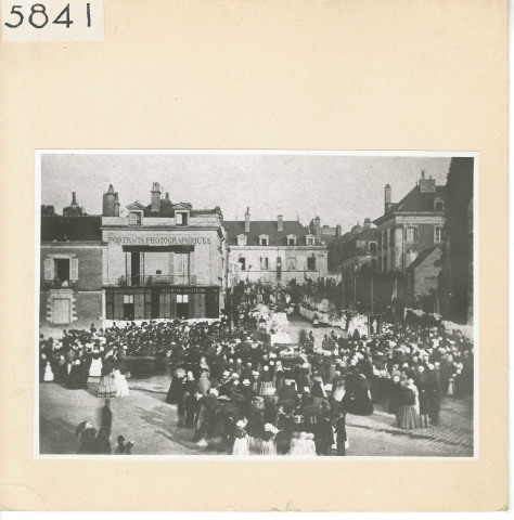 Angers : procession du Saint-Sacrement sur la place du Ralliement / (retirage d'un cliché de la collection Célestin Port)