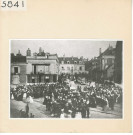 Angers : procession du Saint-Sacrement sur la place du Ralliement / (retirage d'un cliché de la collection Célestin Port)