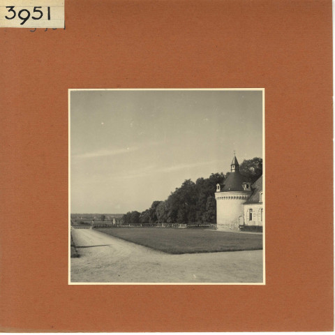 Mazé : Château de Montgeoffroy (vues extérieures au sol)