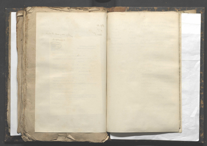 Sous la porte cochère