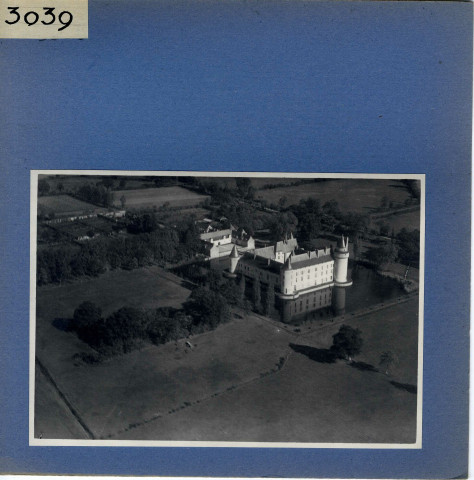 Ecuillé : Château du Plessis Bourré, vue aérienne