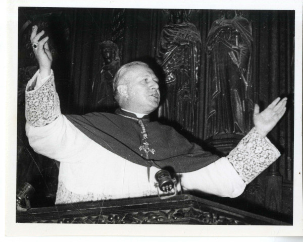 Portraits photographiques de Mgr Chappoulie, évêque d'Angers (1950-1959)