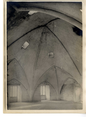 Chapelle des Carmes à Angers : salle dite du chapitre dans l'aile bordant le cloître au sud ou pièce voûtée annexe de la tour des Druides (élévations intérieures ouest, donnant sur la rue des Carmes)