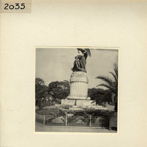 Angers : Jardin du Mail (Monument aux morts)