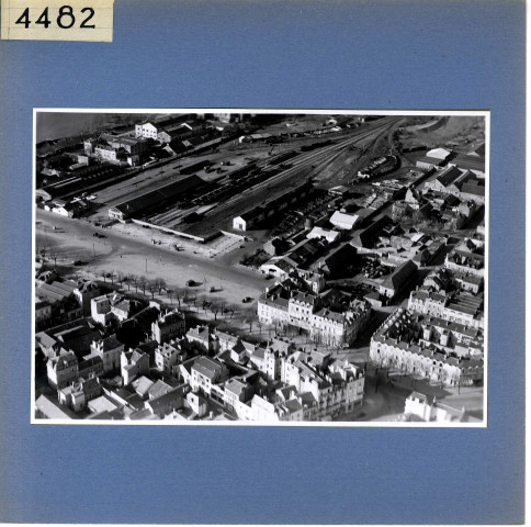 Angers : Gare Saint-Serge et son quartier peu après la démolition de la gare des voyageurs (vue aérienne)